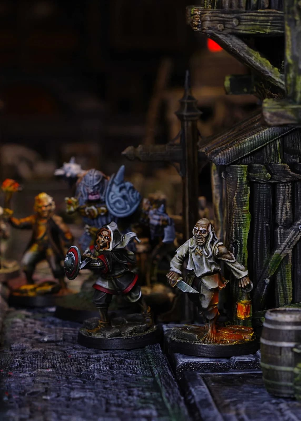 Figurines dans des ruelles étroites de table Mordheim