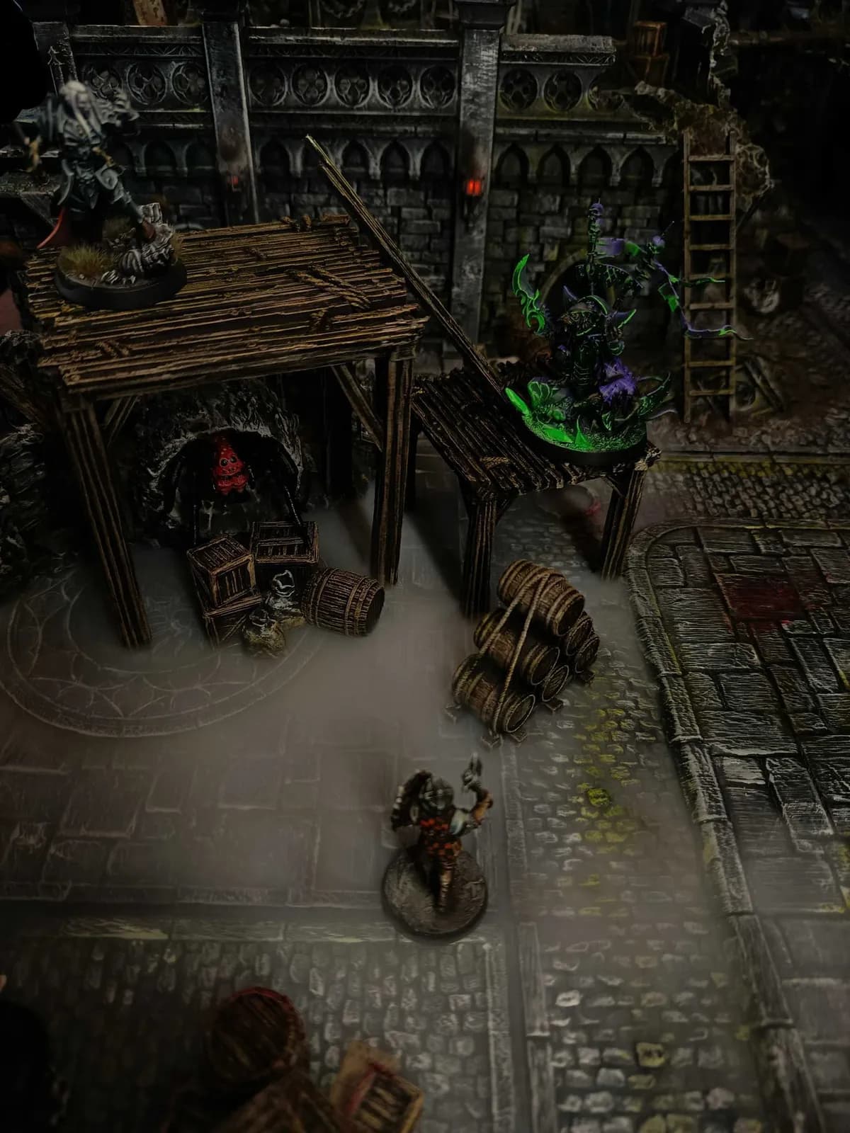 Étal de marchand en bois avec araignée cachée dessous